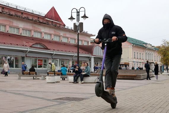 Пешеходов защитят от гоняющих по тротуарам самокатчиков и велосипедистов