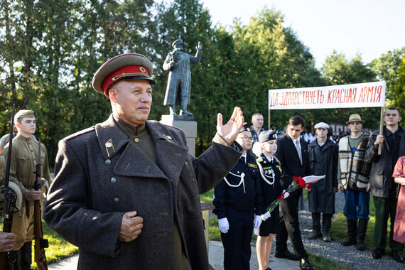 И помнит мир спасенный